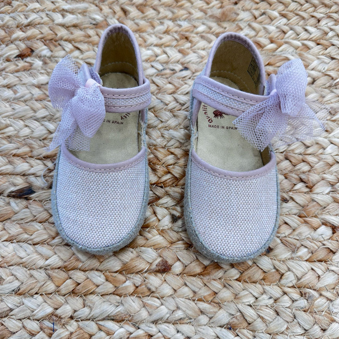 Ballerine rosa bambina in tessuto con fiocco in tulle e chiusura a cinturino, perfette per cerimonie ed eventi speciali