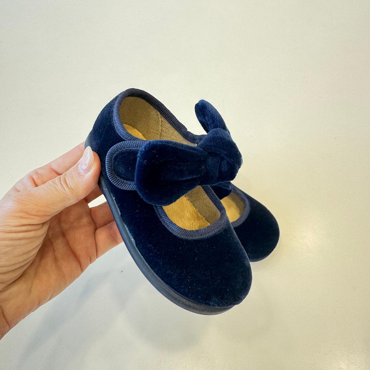 Ballerine da bimba in velluto blu con maxi fiocco in ambientazione elegante