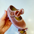 Ballerine da bimba in velluto rosa antico con maxi fiocco in ambientazione elegante