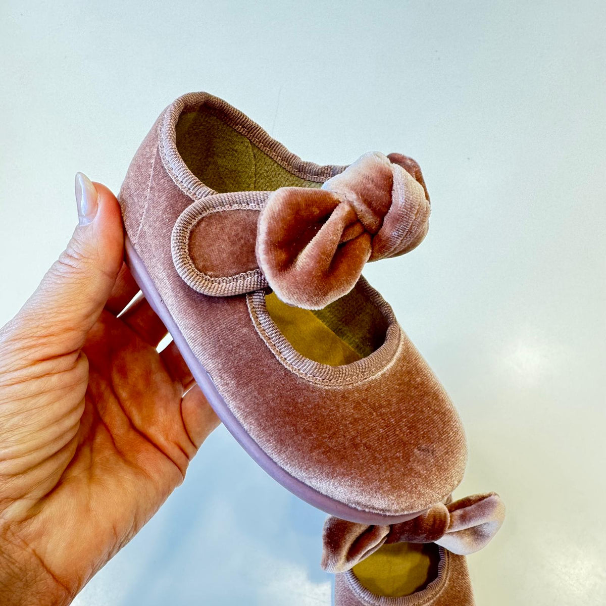 Ballerine da bimba in velluto rosa antico con maxi fiocco in ambientazione elegante