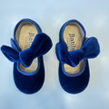 Ballerine da bimba in velluto blu con maxi fiocco in ambientazione elegante
