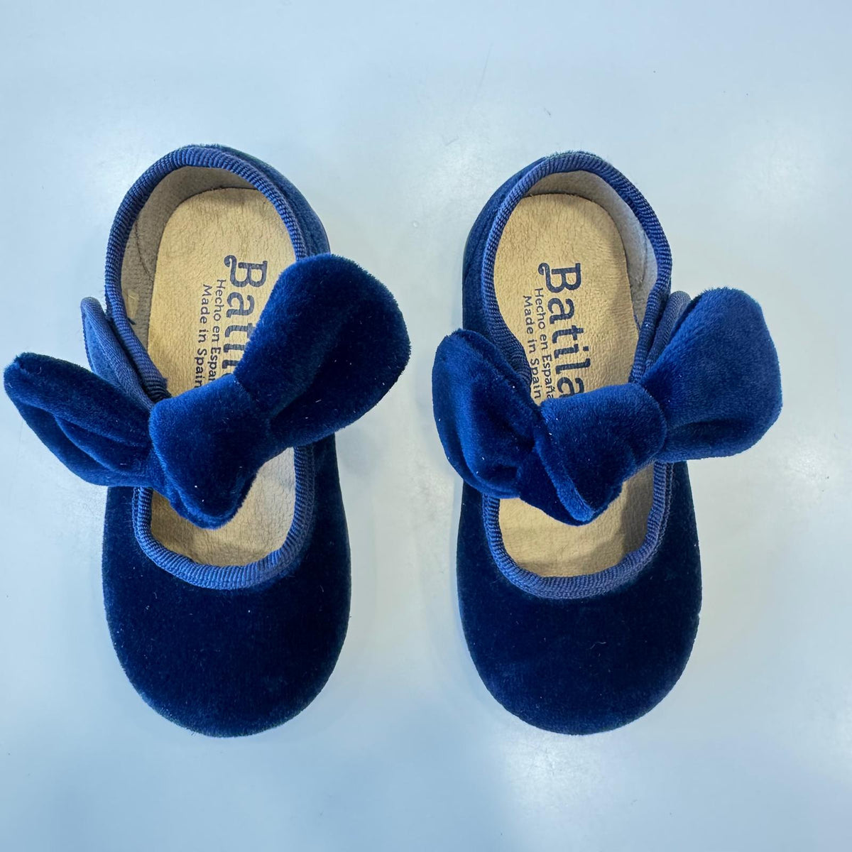 Ballerine da bimba in velluto blu con maxi fiocco in ambientazione elegante