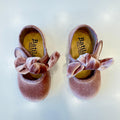 Ballerine da bimba in velluto rosa antico con maxi fiocco in ambientazione elegante