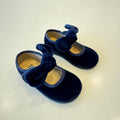 Ballerine da bimba in velluto blu con maxi fiocco in ambientazione elegante