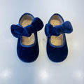 Ballerine da bimba in velluto blu con maxi fiocco in ambientazione elegante