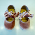 Ballerine da bimba in velluto rosa antico con maxi fiocco in ambientazione elegante