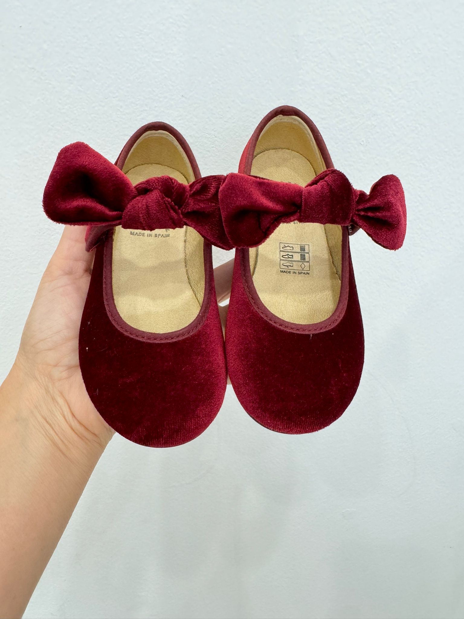 ballerine in velluto bordeaux con fiocco tono su tono per bambina, ideali per le feste natalizie