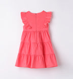 Bambina che indossa abito color corallo elegante

