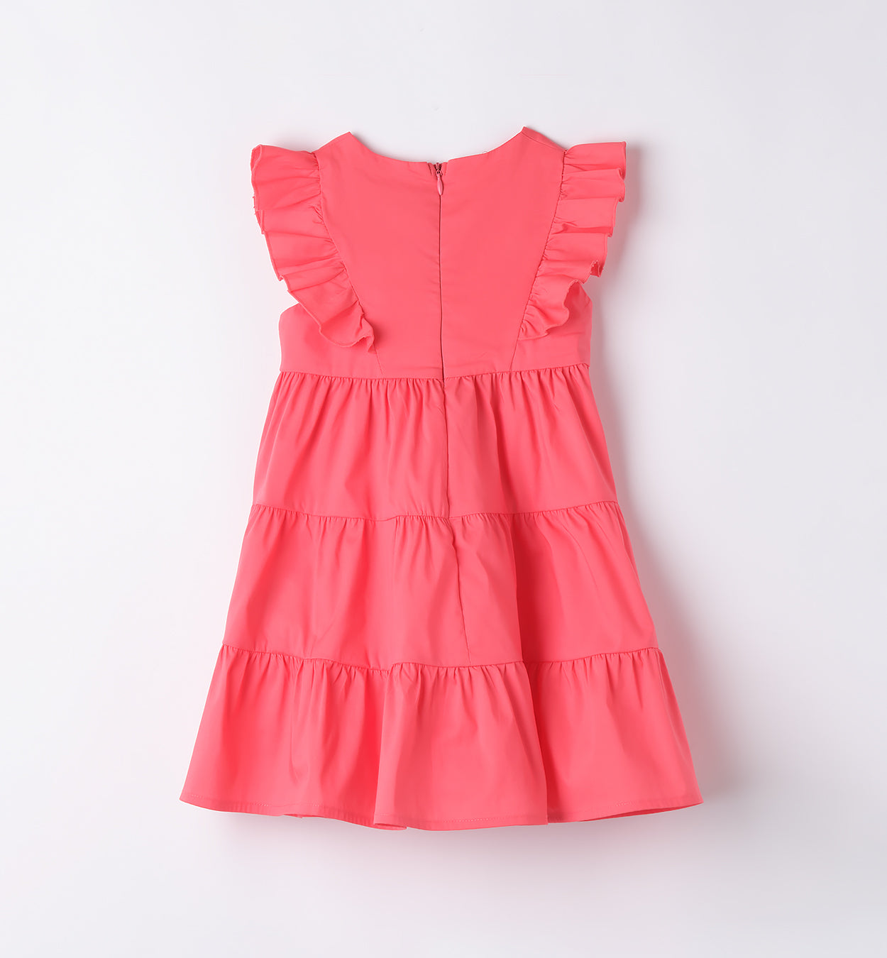 Bambina che indossa abito color corallo elegante

