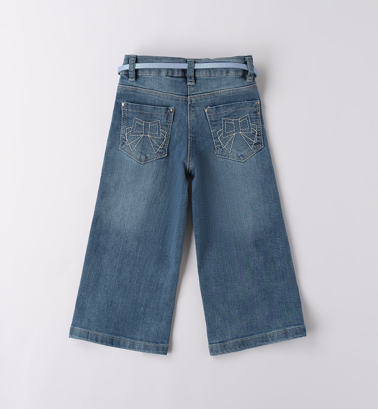 Coordinato bambina con camicia a righe e jeans a zampa con cintura azzurra

