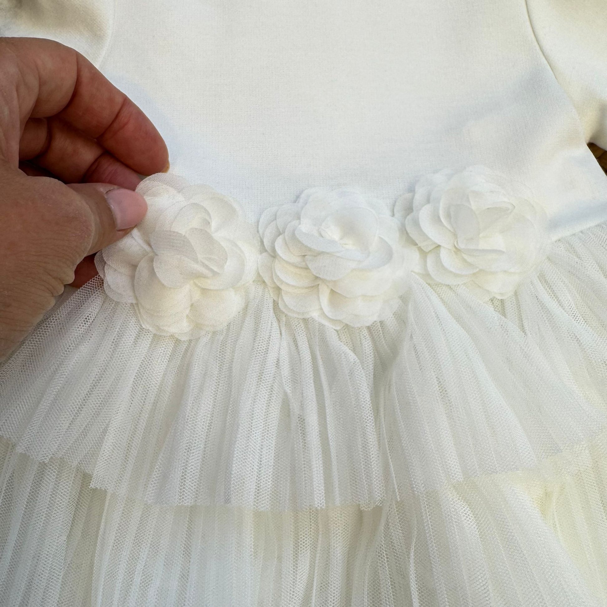 bambina con abito battesimo in caldo cotone e tulle bianco
