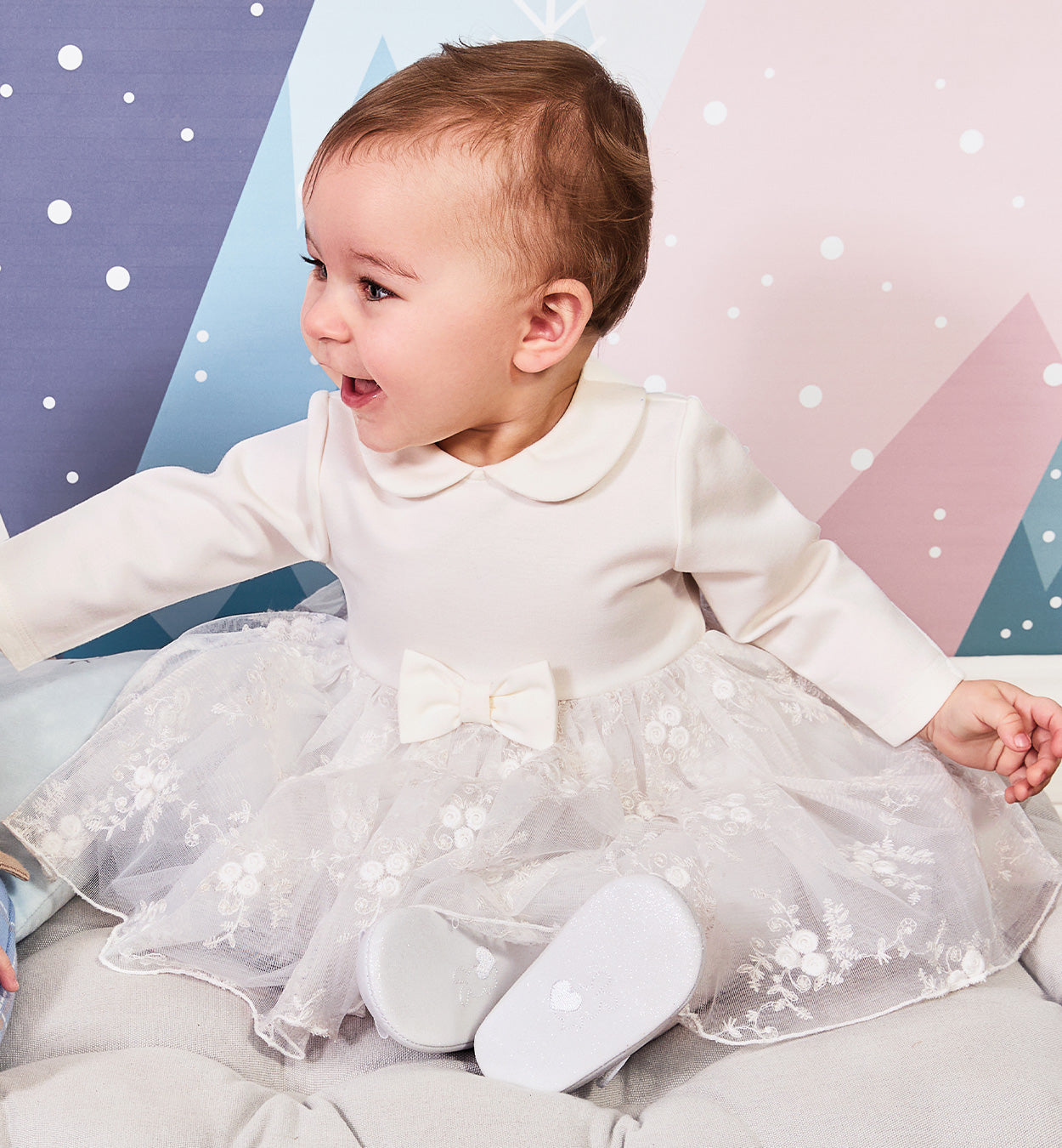 bambina con abito battesimo ricamato e fiocco in vita