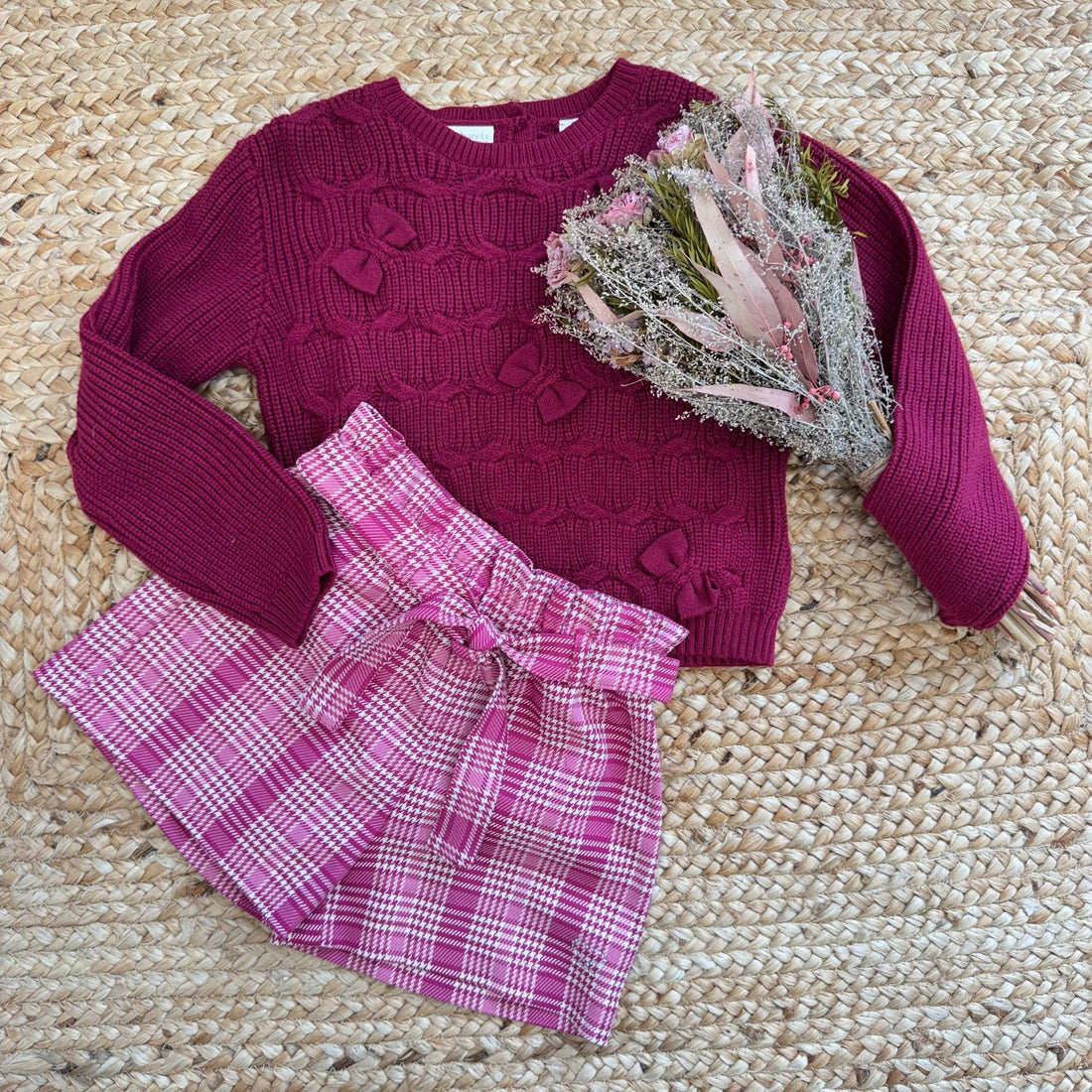 Completo bambina con maglioncino bordeaux in maglia e shorts scozzesi rosa