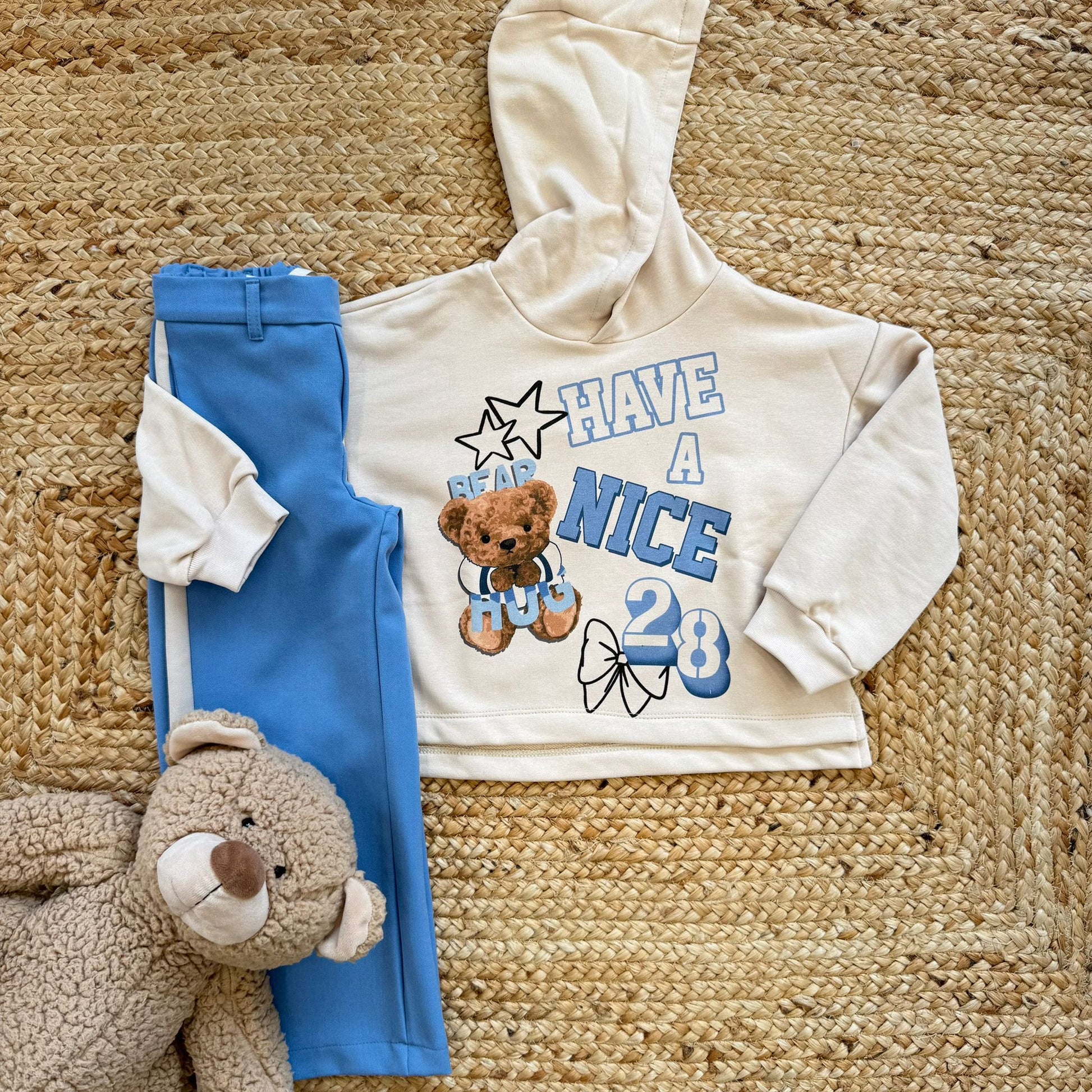 completo bambina felpa panna con orsetto 3D e pantaloni azzurri con banda laterale