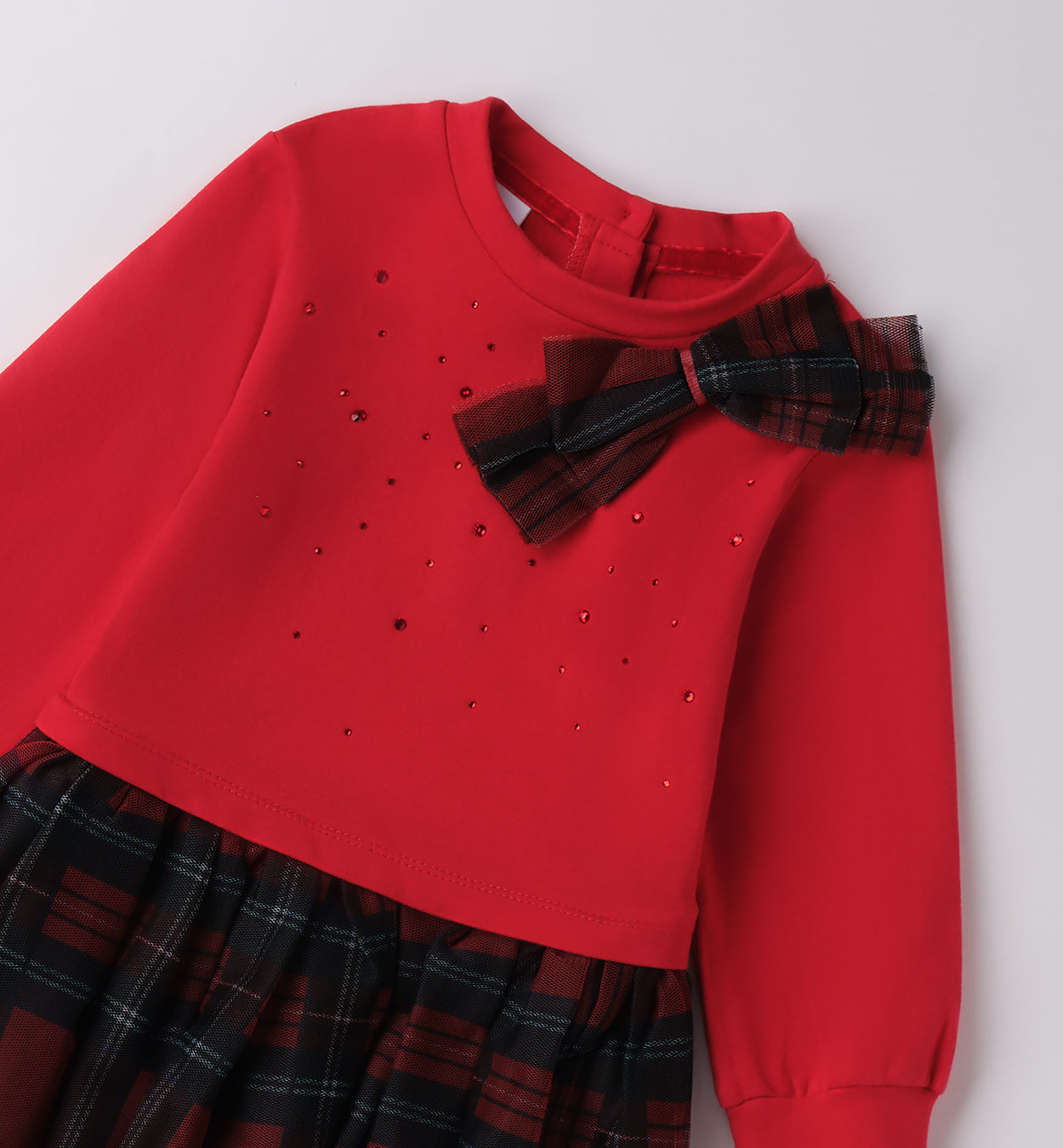 bambina indossa abito rosso con gonna tartan per le feste