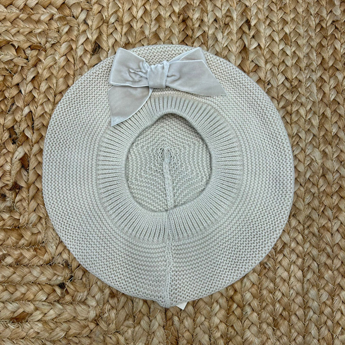 basco beige Condor per neonata con fiocco in velluto tono su tono