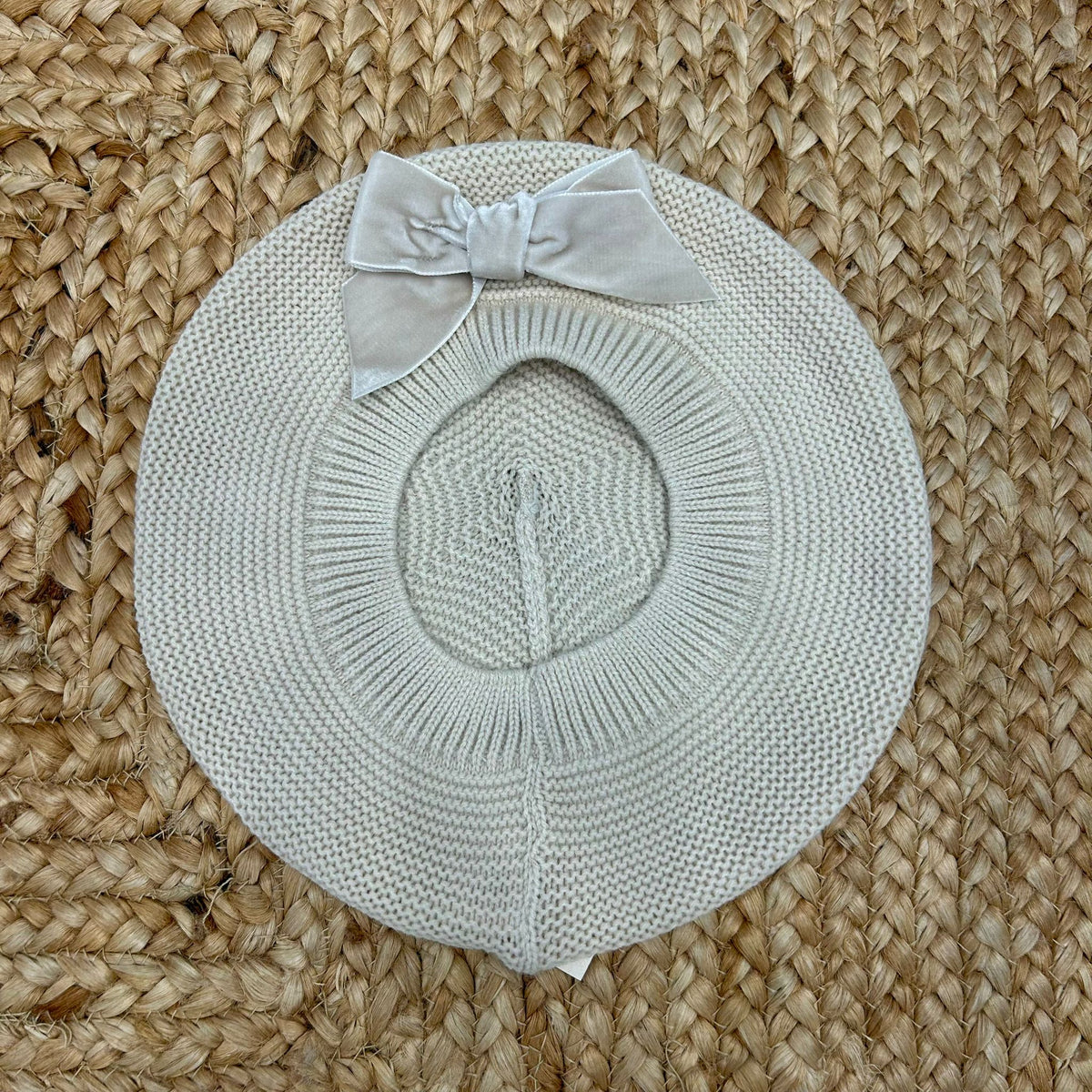 basco beige Condor per neonata con fiocco in velluto tono su tono