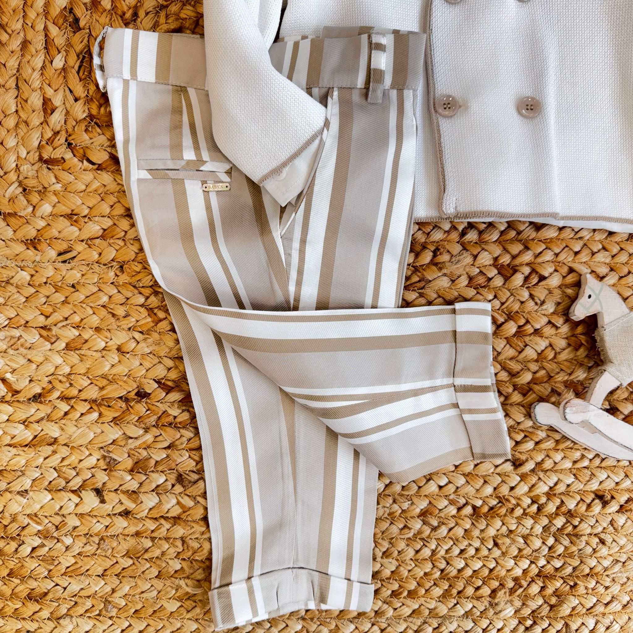 Pantaloni a righe con risvolto, perfetti per battesimo e cerimonie speciali
