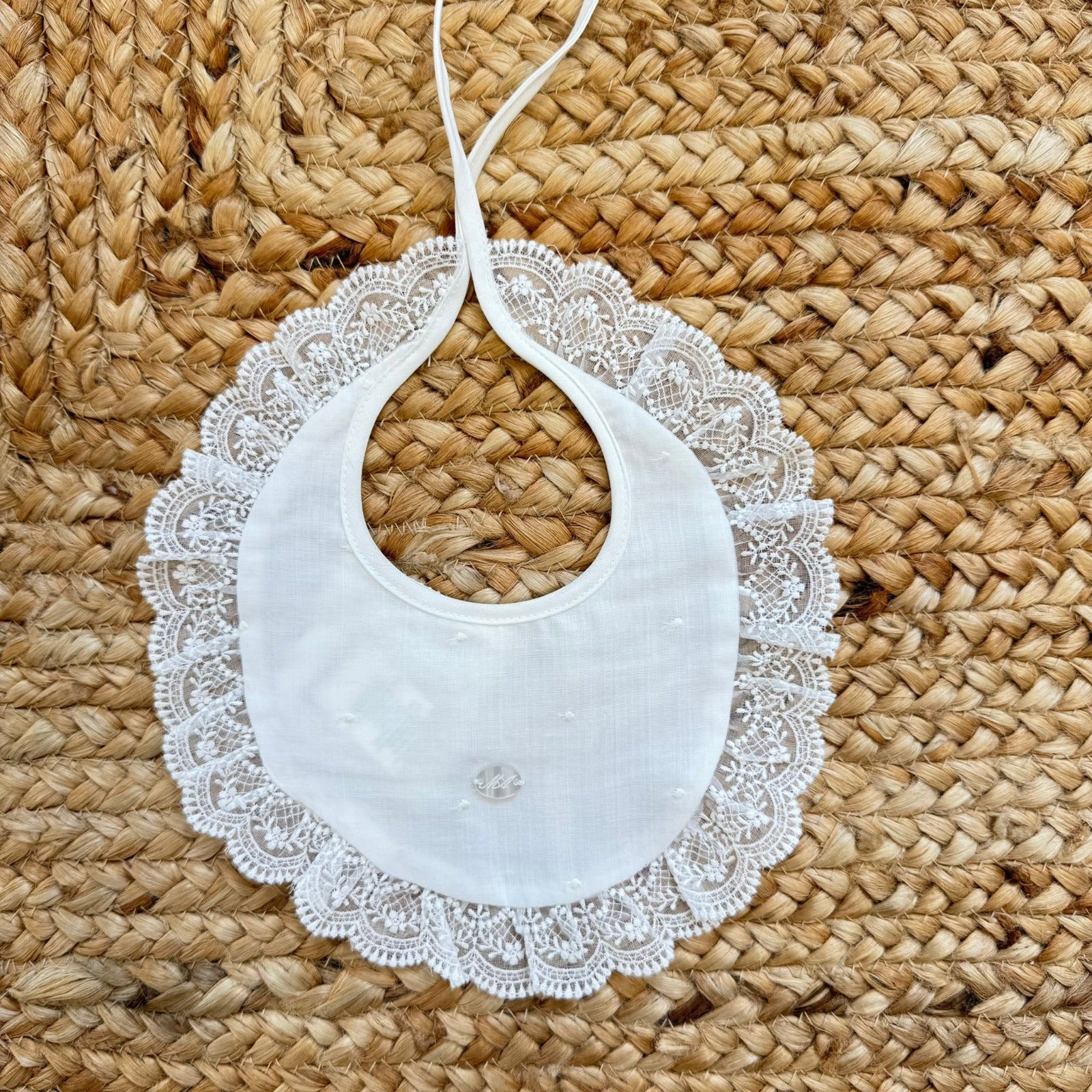 bavaglino battesimo bambina con pizzo ricamato
