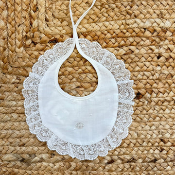 bavaglino battesimo bambina con pizzo ricamato
