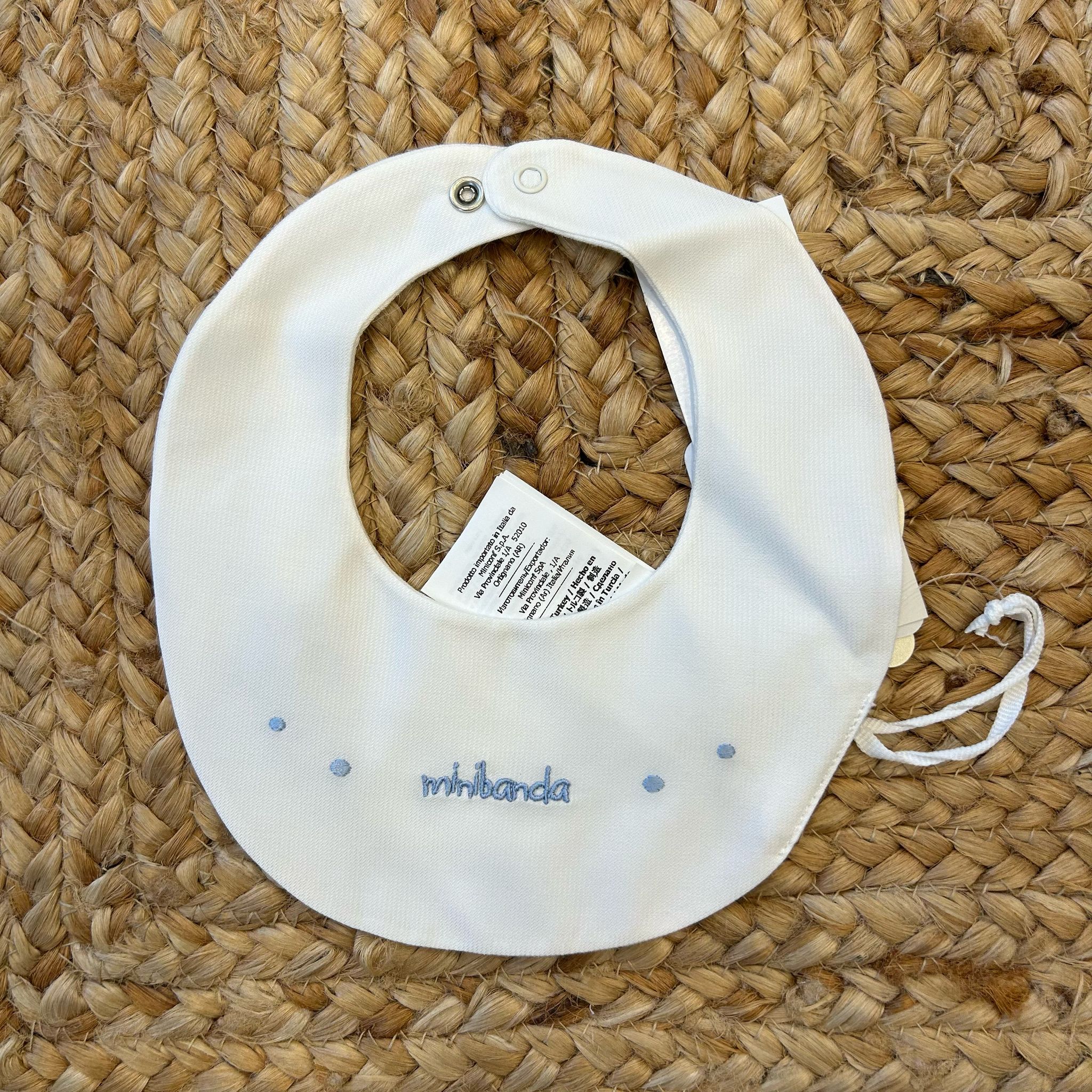 Bavaglino neonato bianco con ricamo “ninnanda” in azzurro e pois ricamati.

