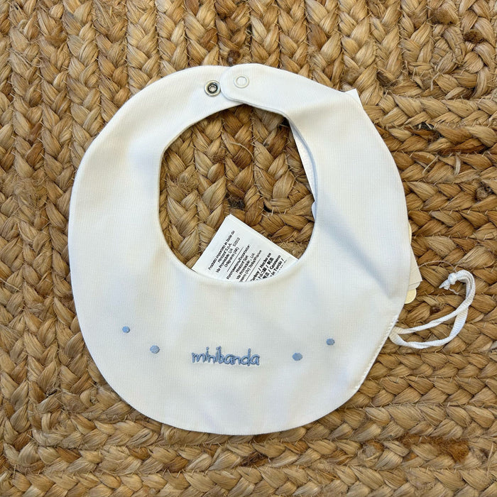 Bavaglino neonato bianco con ricamo “ninnanda” in azzurro e pois ricamati.

