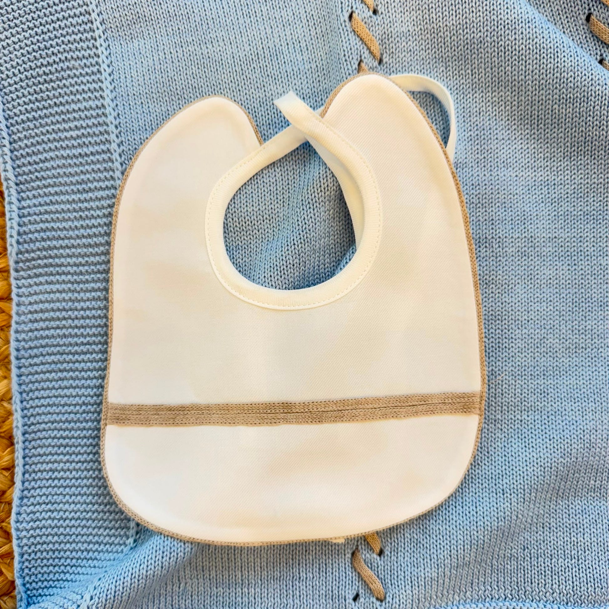 Uscita clinica neonato in misto lana azzurro e beige con copertina completo cappellino scarpine e bavaglino
