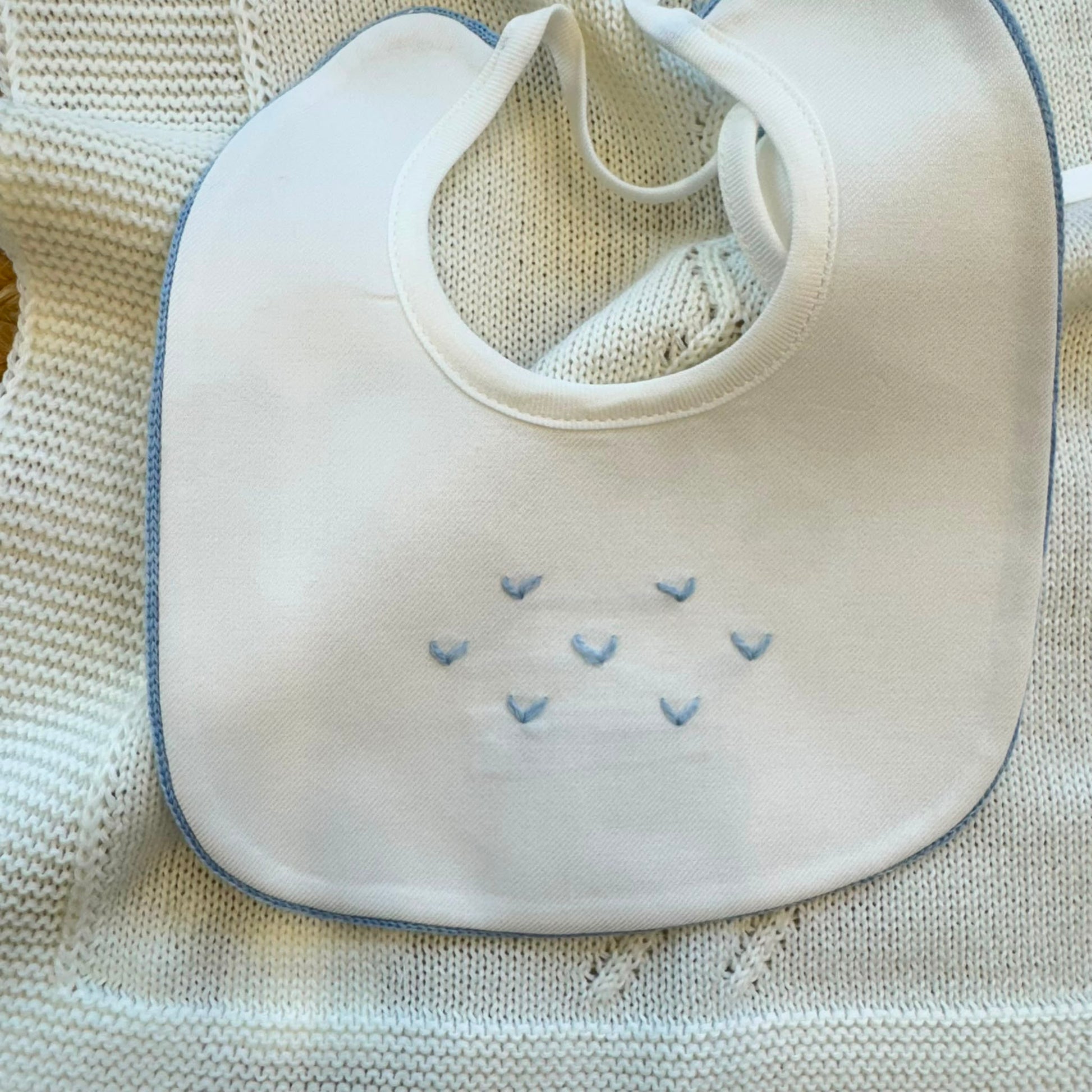 Uscita clinica neonato in lana merino panna e azzurro con copertina e completo coordinato