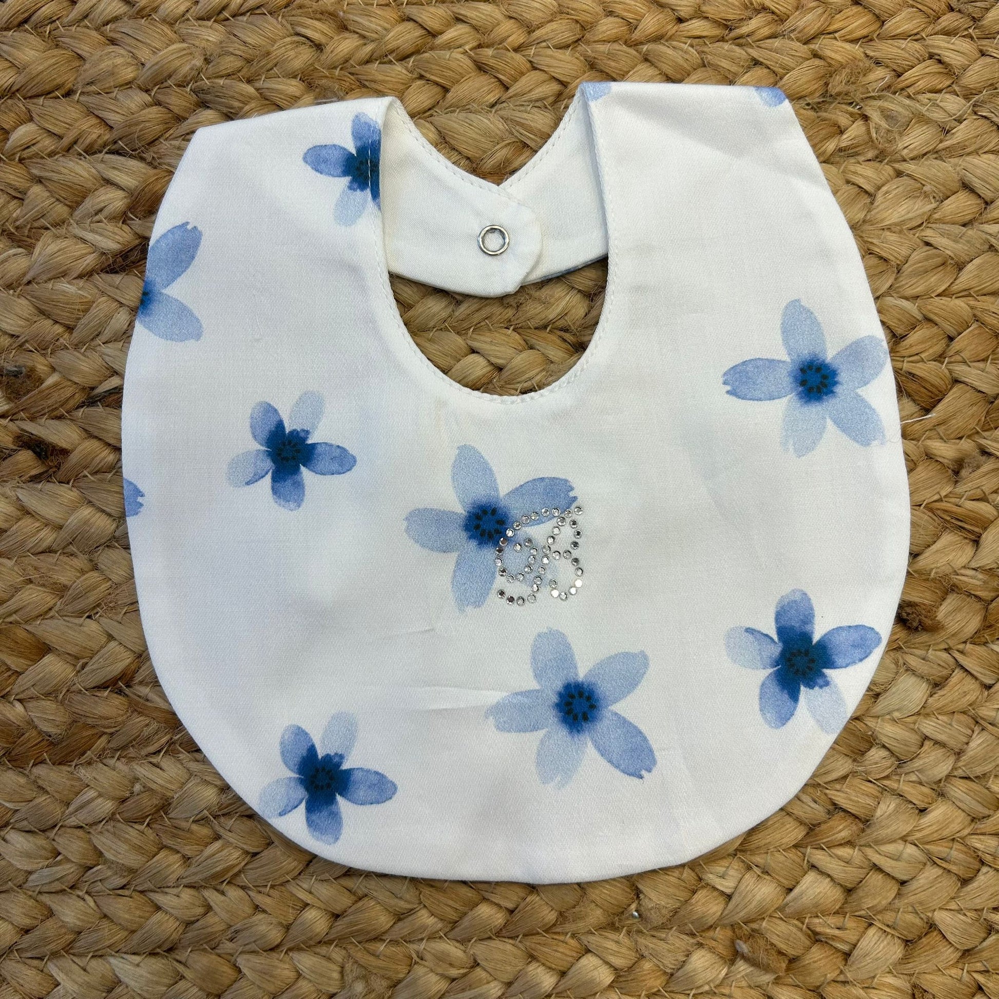  Bavaglino neonato in cotone con fiori azzurri e iniziale