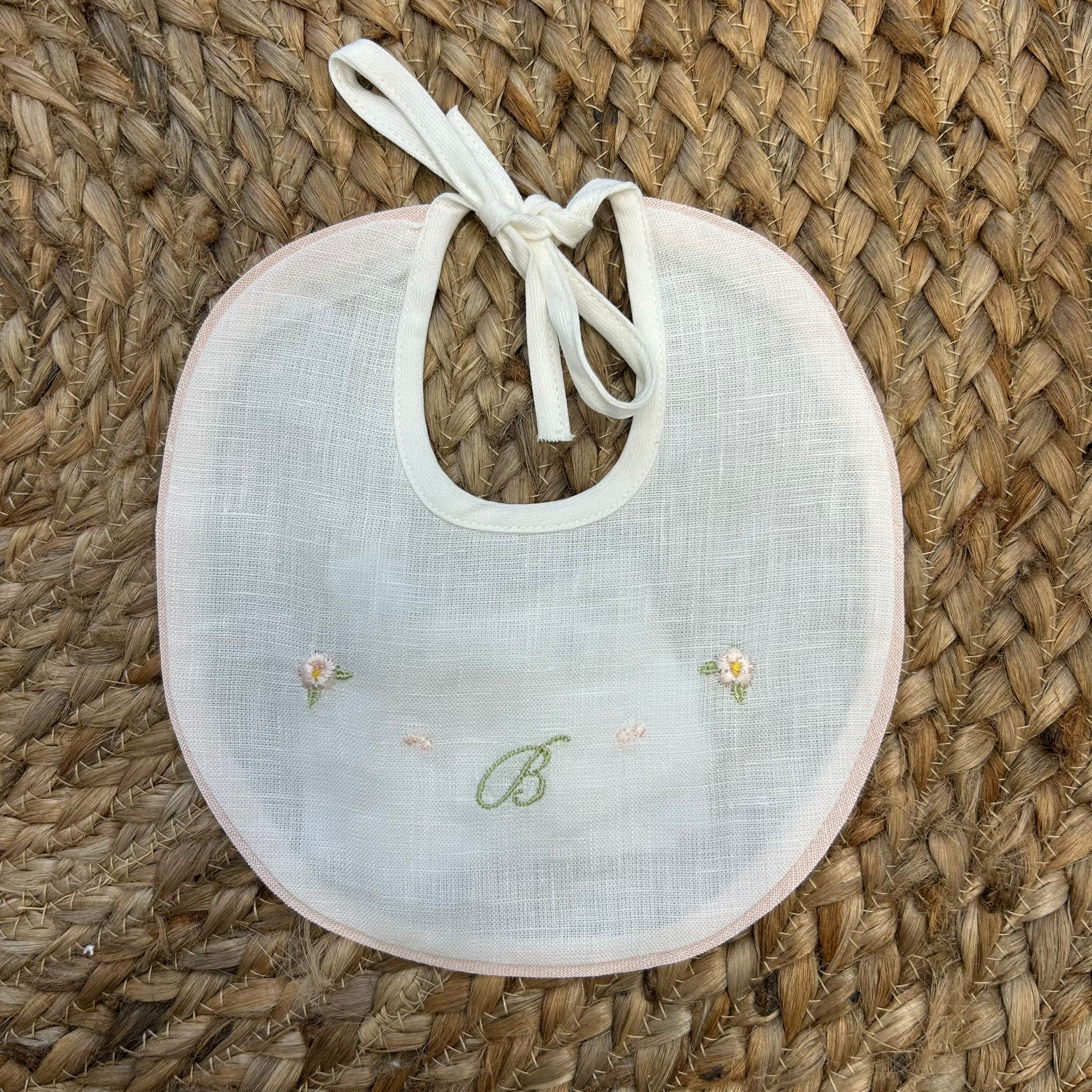 Bavaglino neonata in lino con fiocco e ricamo floreale e iniziale "B".