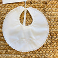 bavaglino neonata bianco in cotone con fiocco ricamato