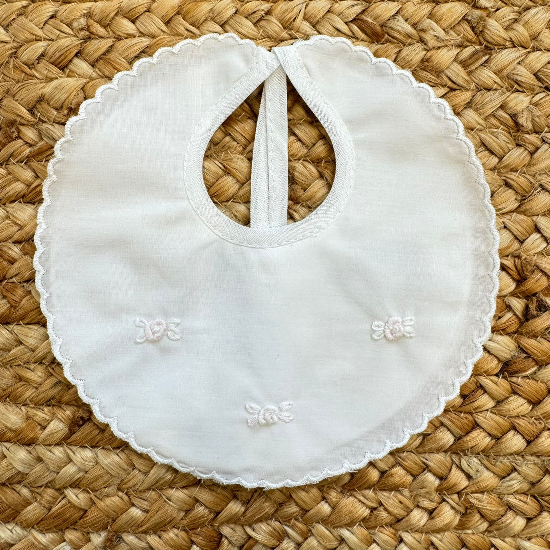 bavaglino neonata cotone panna con ricami eleganti