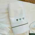 Uscita clinica neonata verde in caldo cotone con copertina, maglietta, pantaloncino, cappellino, bavaglino e lenzuolino coordinati.