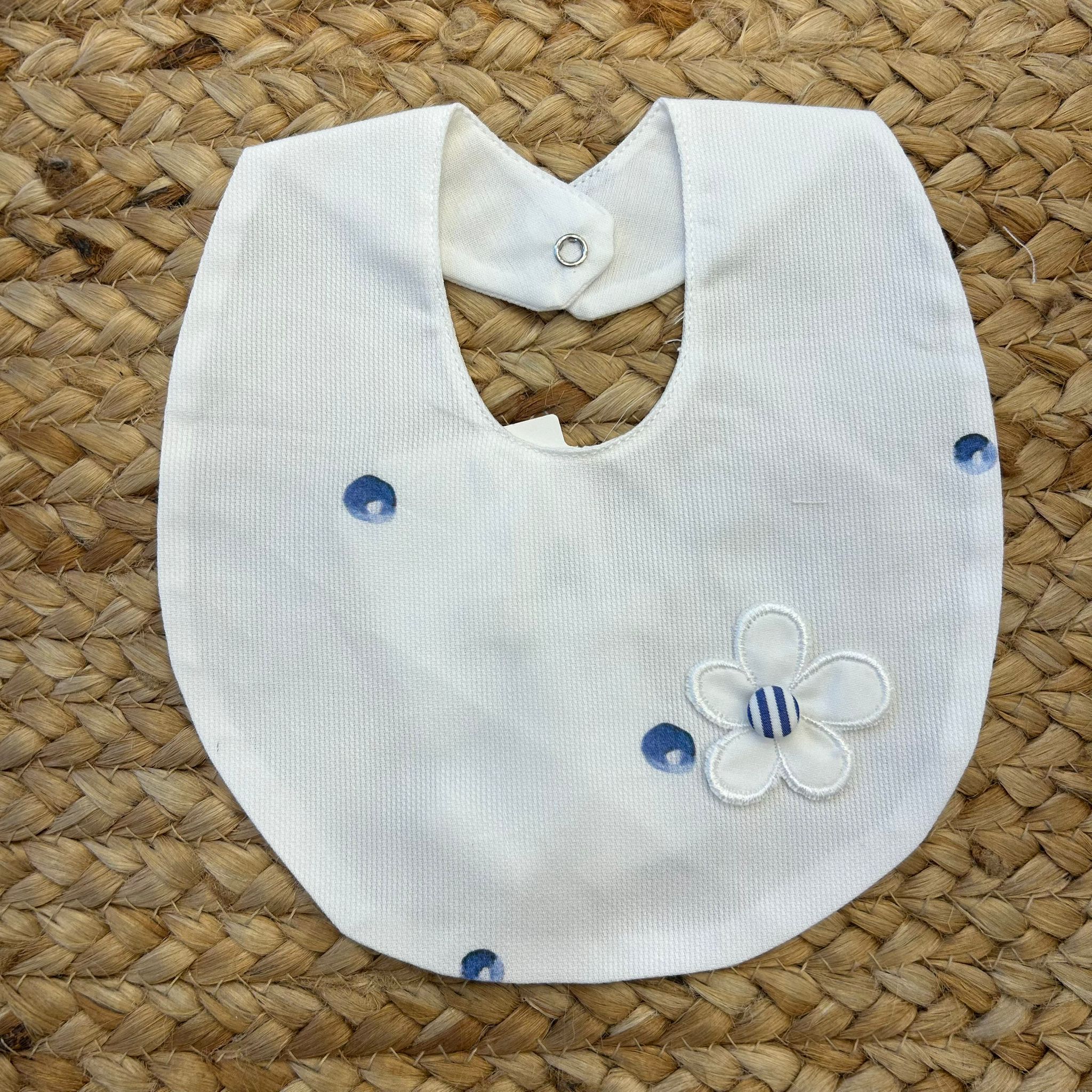 Bavaglino neonata bianco con fiore ricamato e pois blu