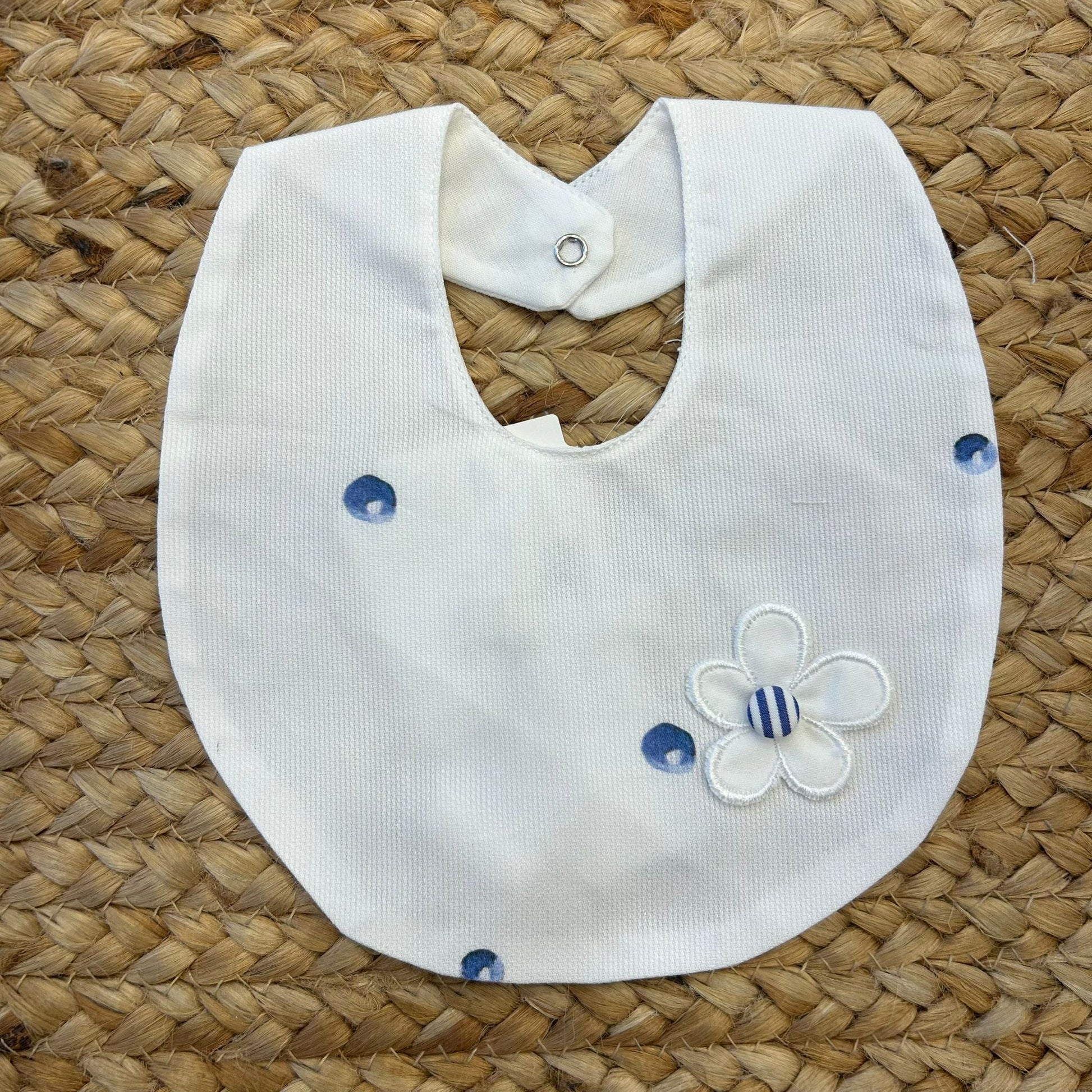 Bavaglino neonata bianco con fiore ricamato e pois blu