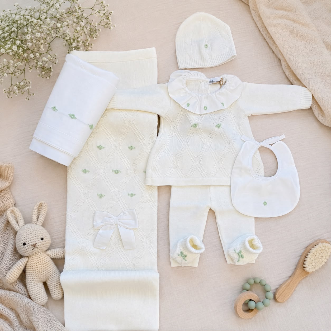 Uscita clinica neonata in lana panna con ricami verde salvia completa di corredino nascita