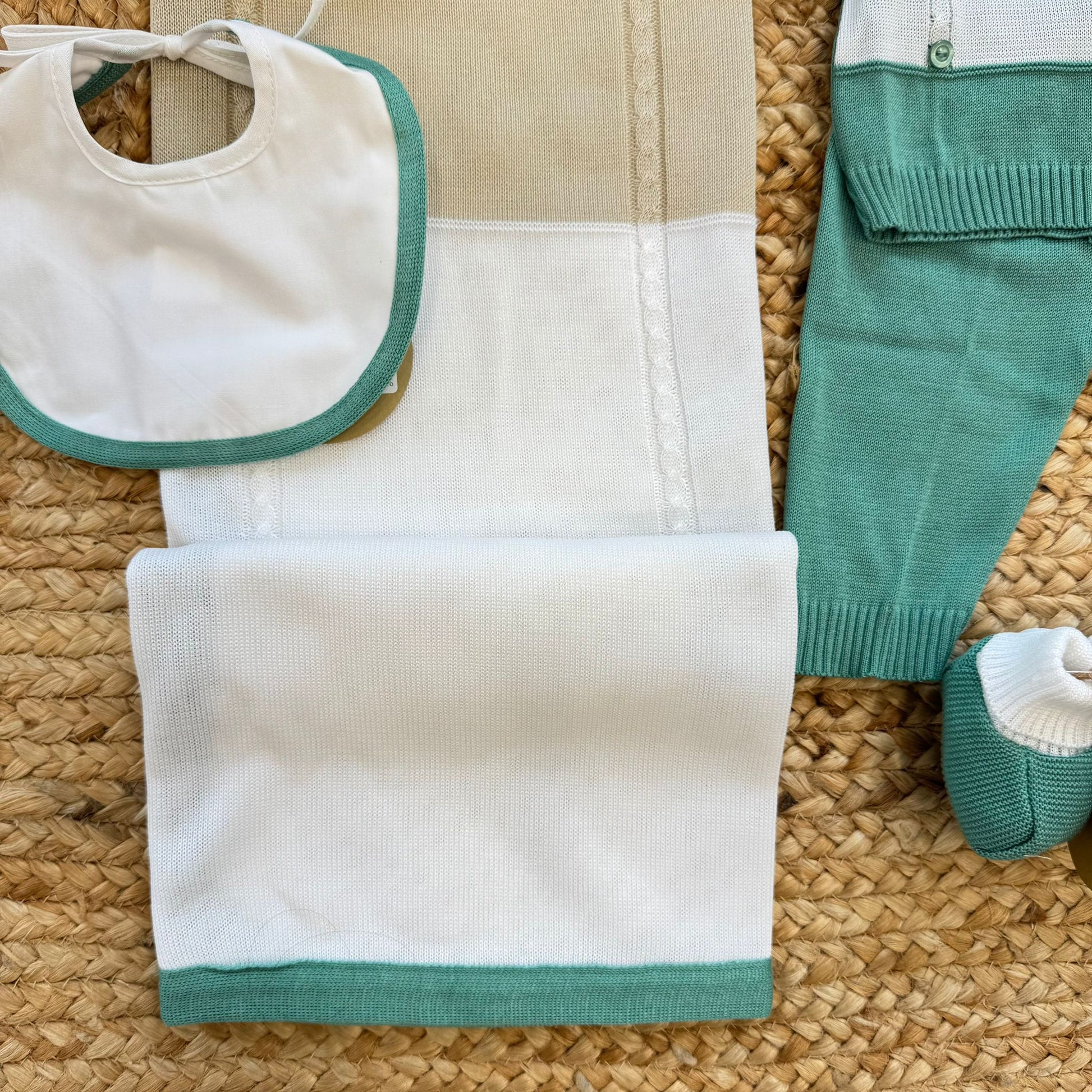 bavaglino neonato con bordo verde coordinato