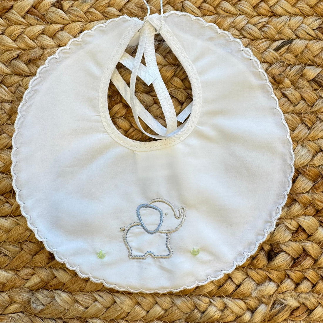 bavetta neonato 100% cotone con ricamo pois azzurri e bordo smerlato