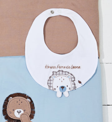 Bavaglino neonato maschio in cotone bianco con ricamo leoncino e frase "Ho una fame da leone".