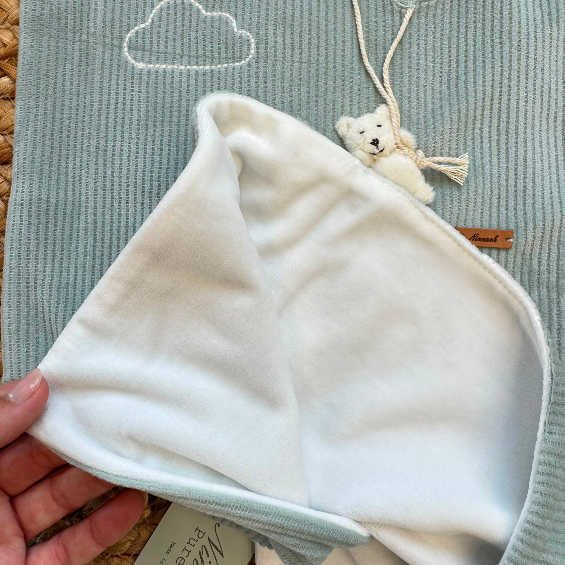 Uscita clinica neonato in ciniglia verde menta con copertina imbottita e lenzuolino ricamato.
