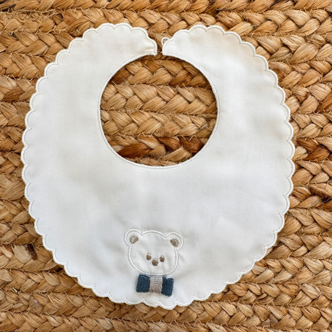 Bavaglino in cotone bianco con ricamo orsetto e fiocco per neonato, ideale per uscita clinica

