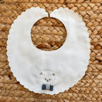 Bavaglino in cotone bianco con ricamo orsetto e fiocco per neonato, ideale per uscita clinica

