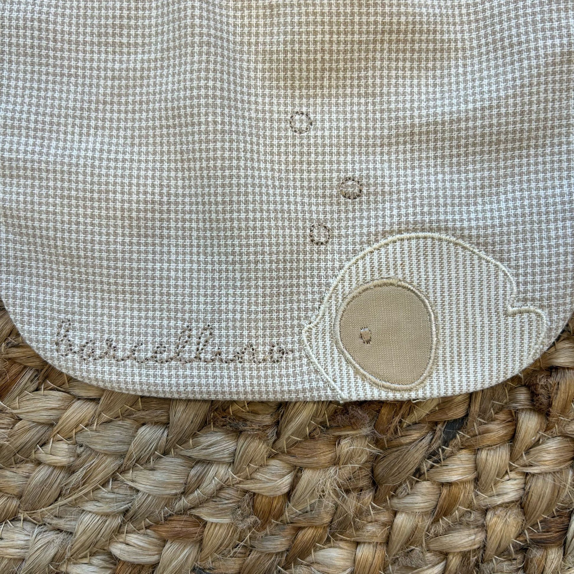 Bavaglino Barcellino beige con applicazione ricamata