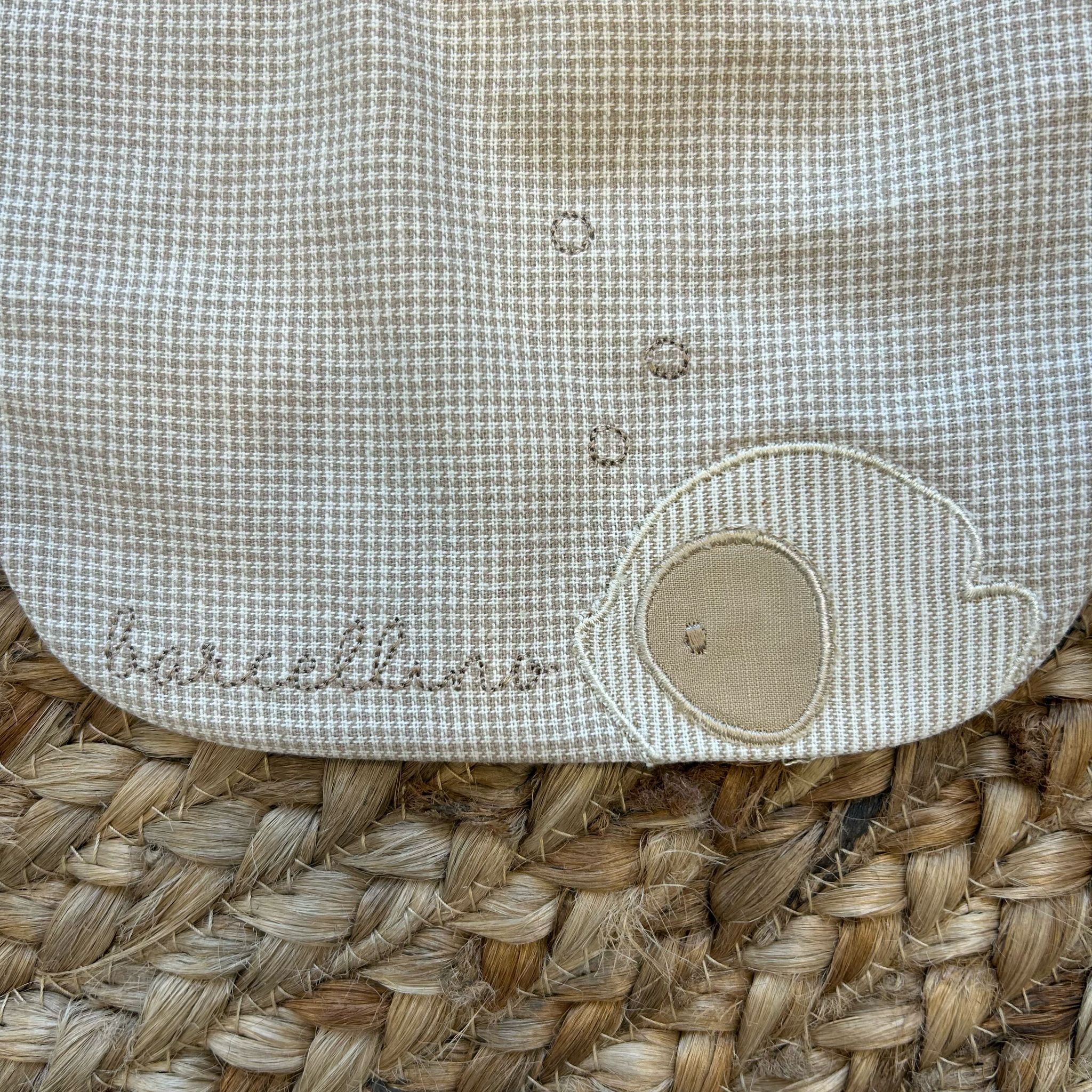 Bavaglino Barcellino beige con applicazione ricamata