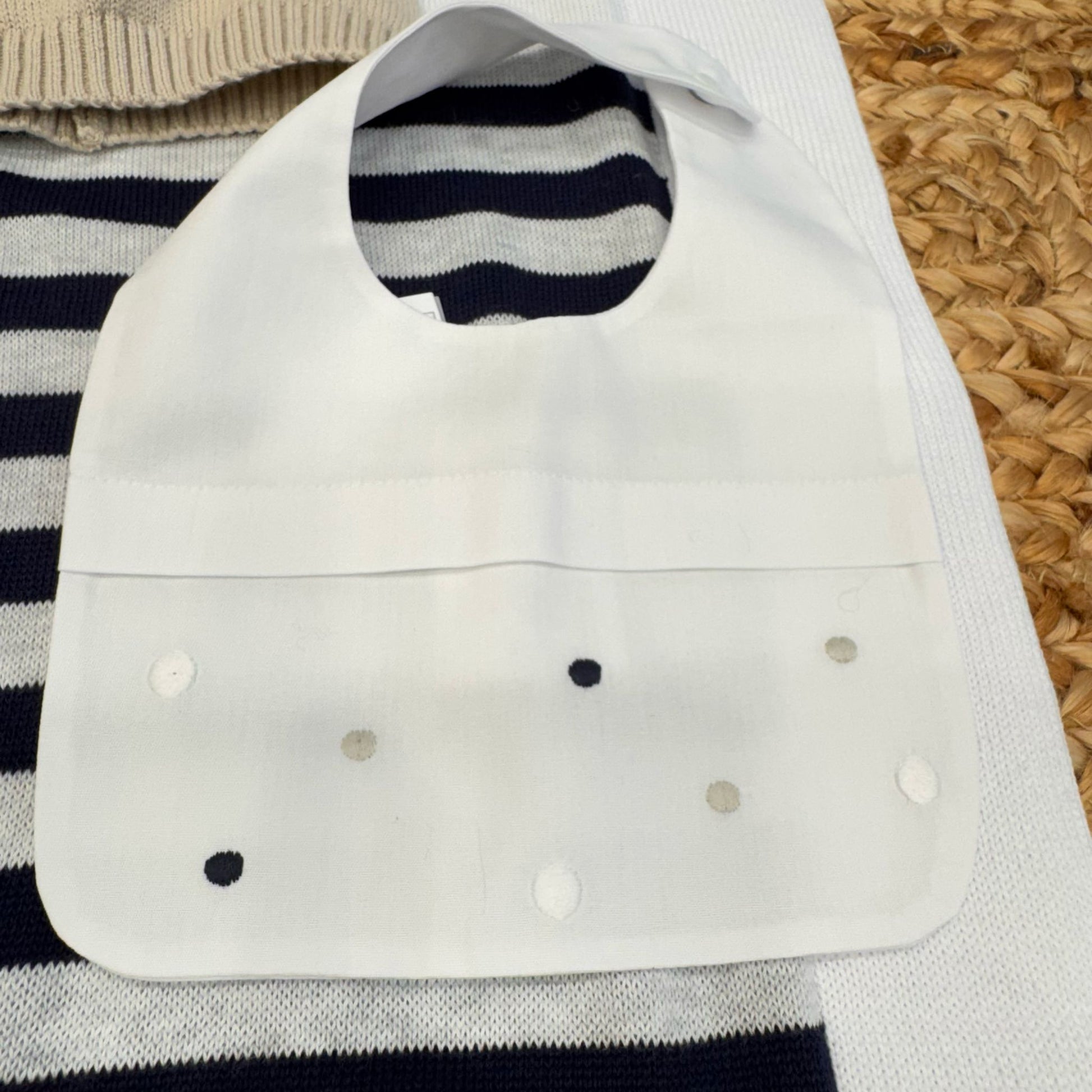 Bavaglino bianco con pois beige e blu