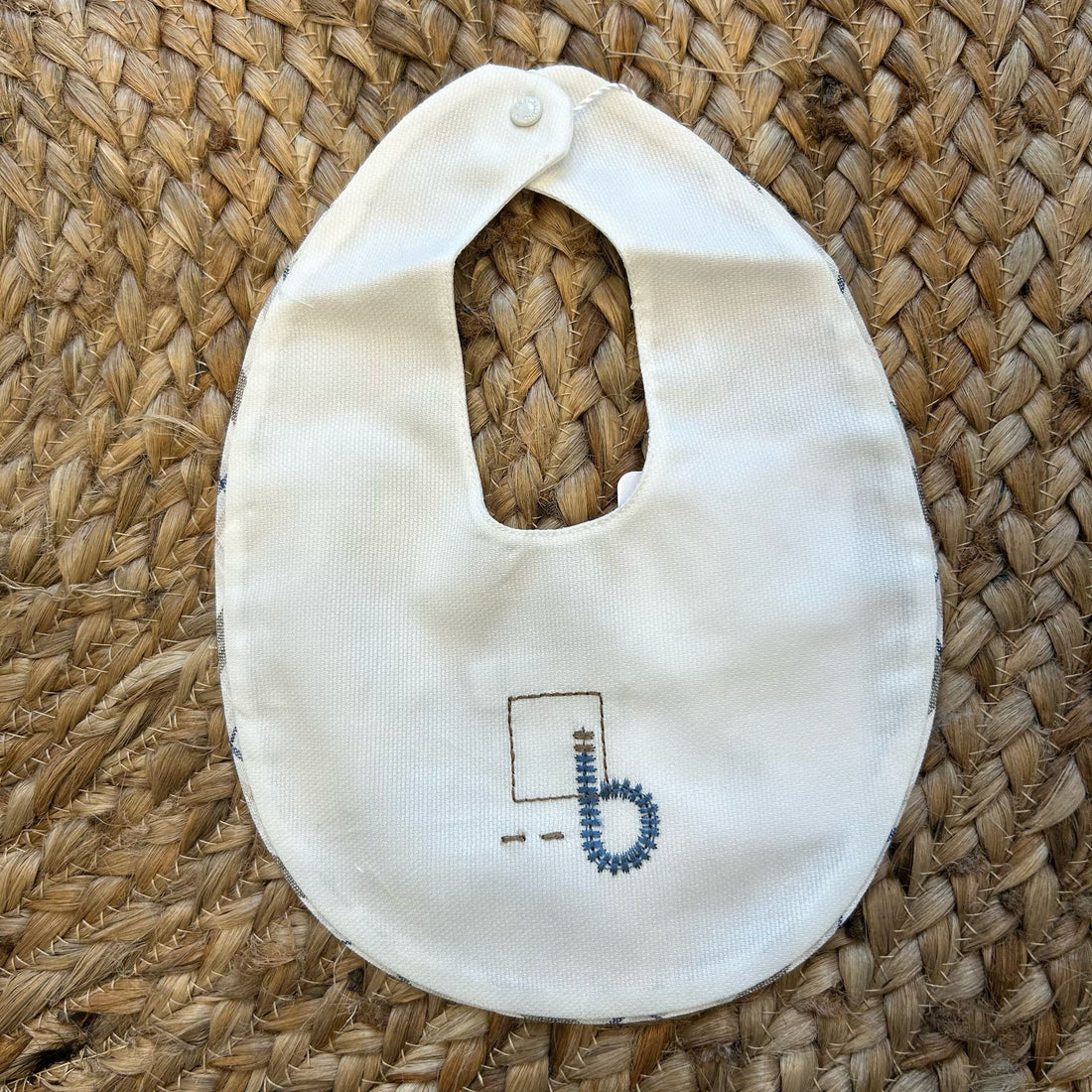 Bavaglino neonato cotone écru con ricamo lettera B

