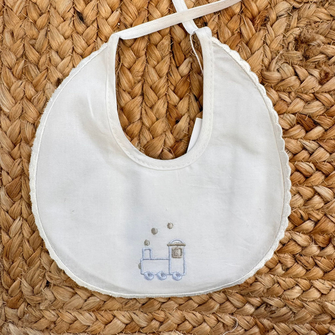  Bavaglino in cotone bianco con ricamo trenino per neonato, ideale per uscita clinica