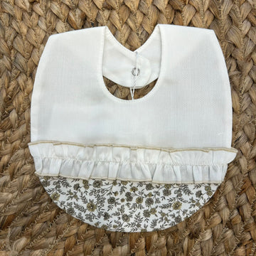 Bavaglino neonata con volant in cotone rigato panna e tessuto floreale beige.

