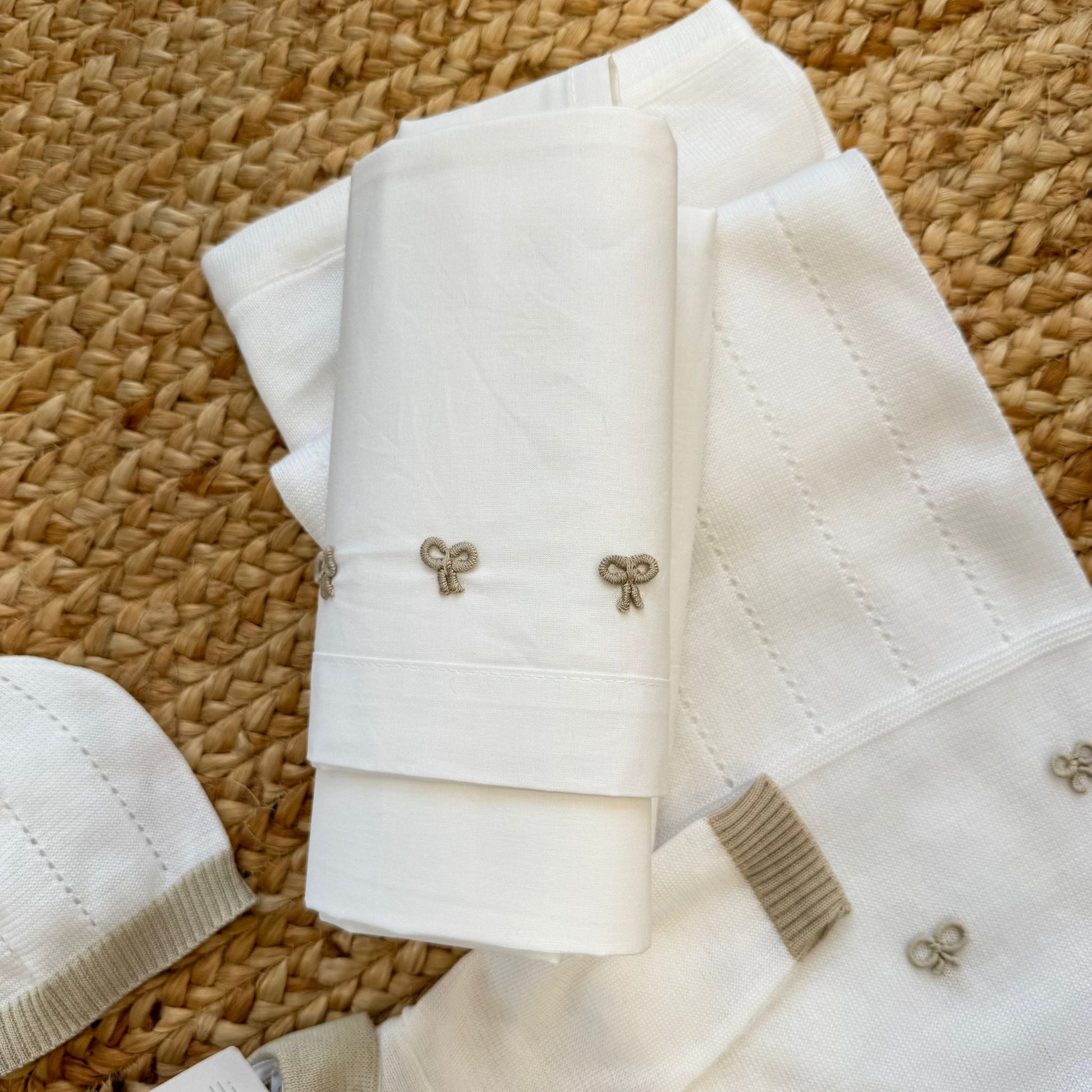 Bavetta coordinata con fiocco applicato