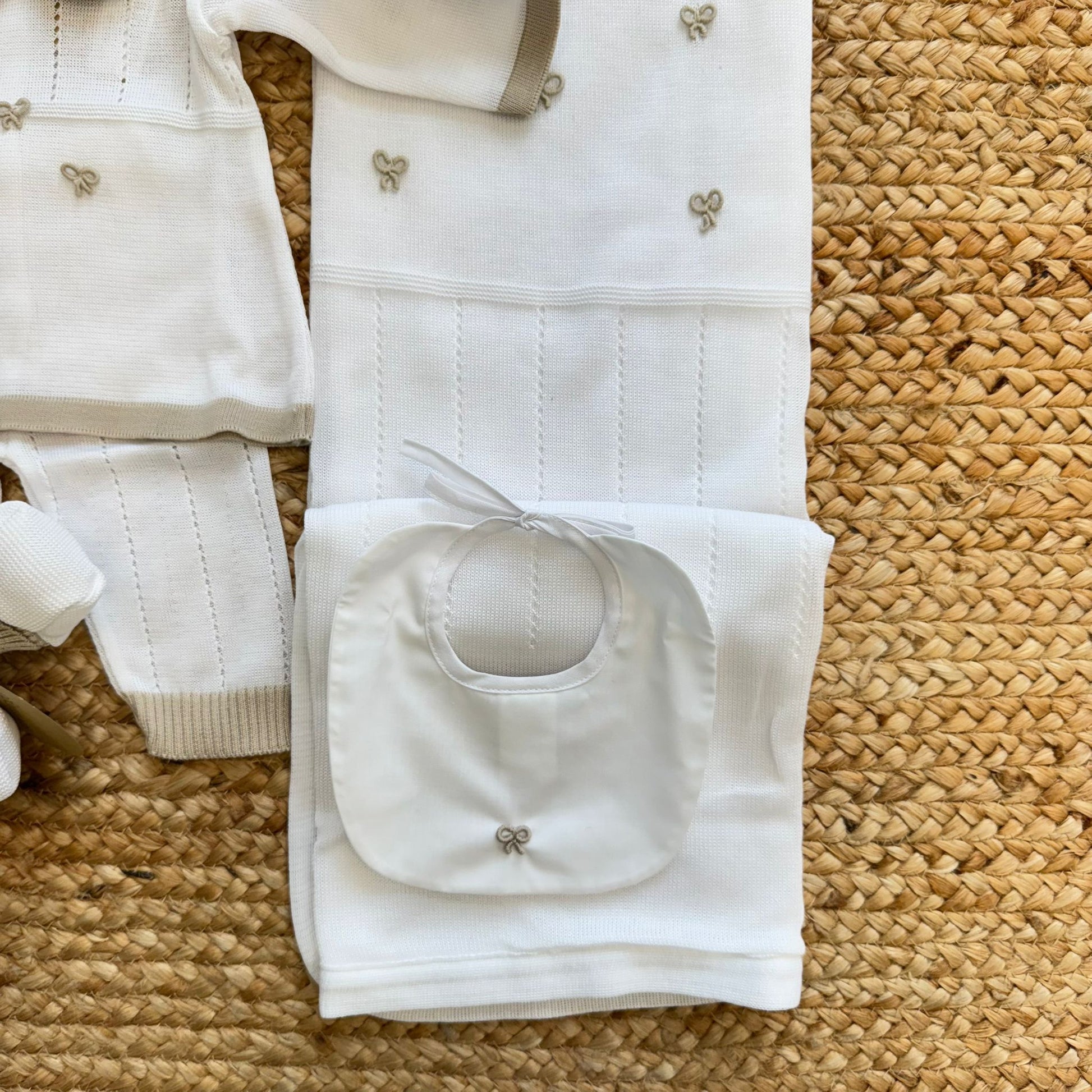 Bavetta cotone panna con fiocco ricamato